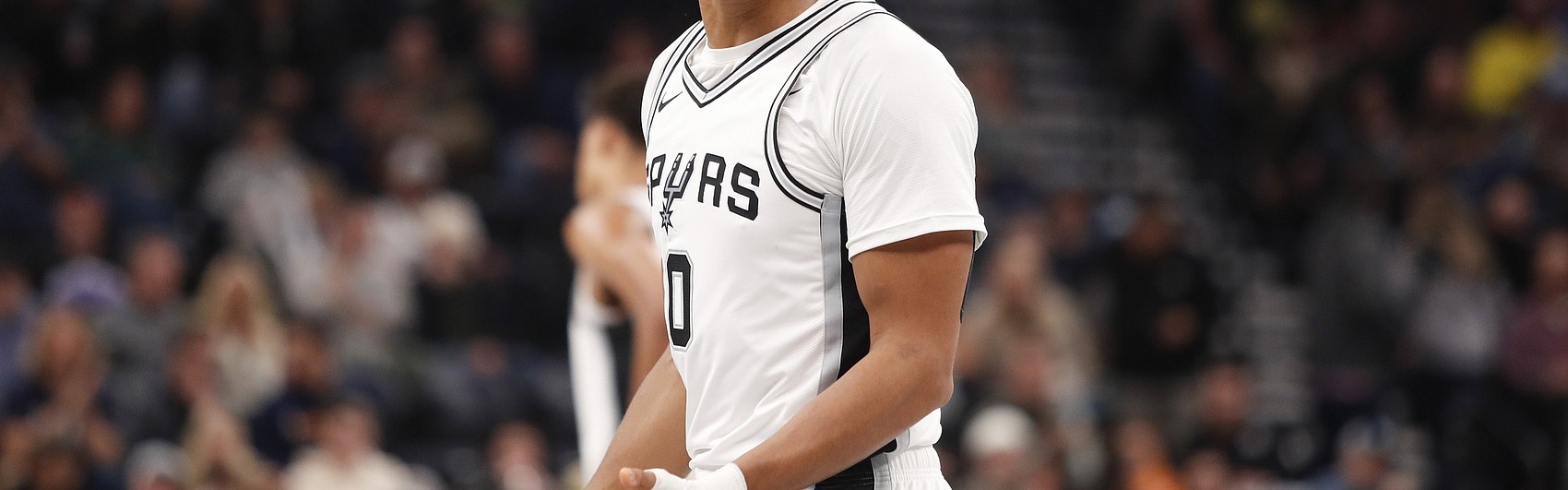 Kaiyun-队魂站出来了！凯尔登上篮+底角三分连取5分 马刺追至差12分！