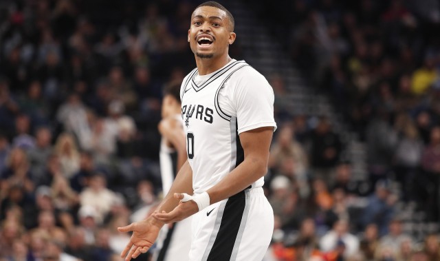 Kaiyun-队魂站出来了！凯尔登上篮+底角三分连取5分 马刺追至差12分！