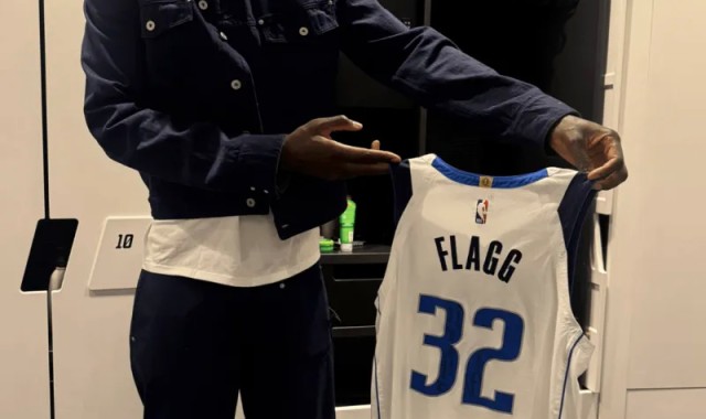 Kaiyun-大学队友！马卢阿奇赛后展示弗拉格送给他的比赛球衣